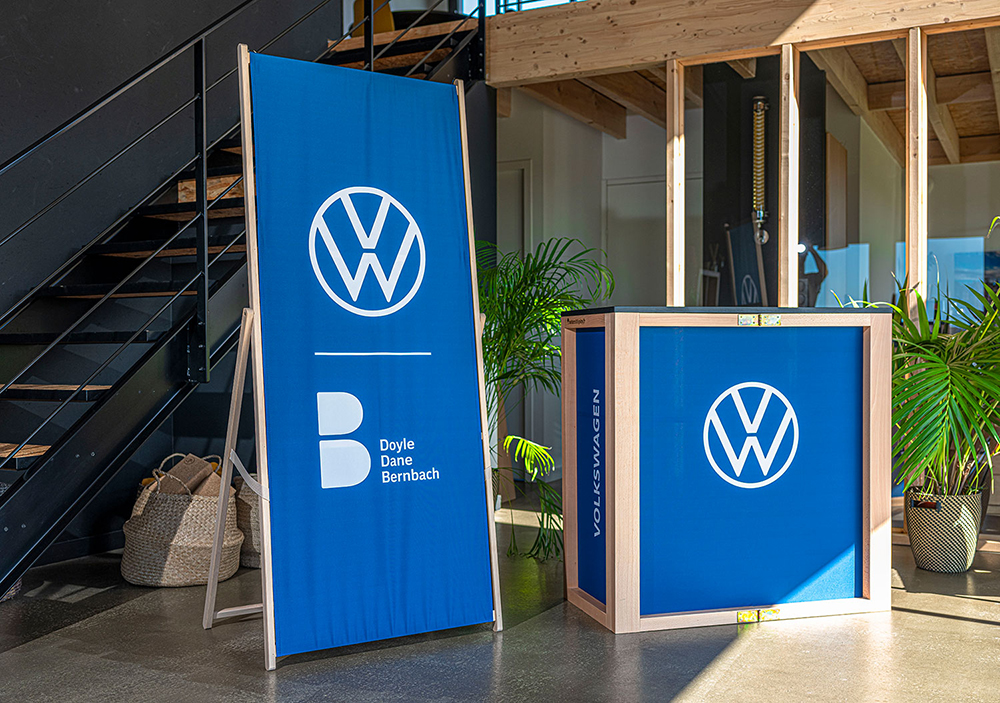 COMPTOIR-100-&-CHEVALET-NATURAL-DISPLAY-VOLKSWAGEN-2237