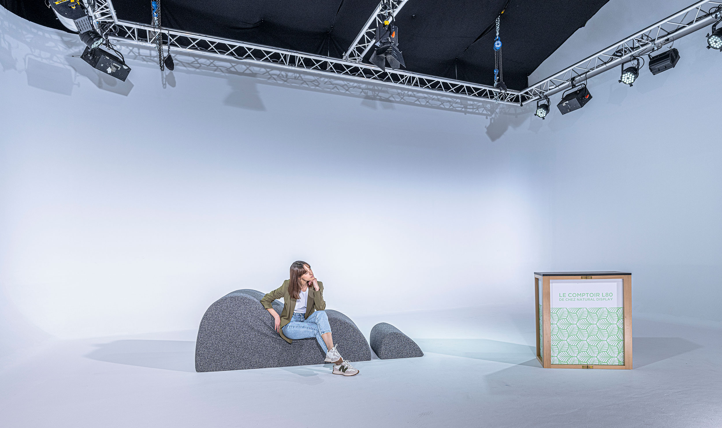 COMPTOIR-MANNEQUIN–1062 Natural Display, Bois, Branding, ILV, Kakémonos, Merchandising, Personnalisable, PLV, Points de vente, Portable, Retail, Réutilisable, Road shows, Salons, Stands, Sublimation, Sustainable, Tissu, Transportable, Comptoir, Desk, Banque d'accueil, écologie, totem, porte revue, porte brochure, made in france, made in europe